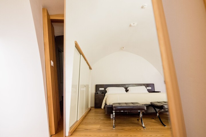 Room 9 of 34
