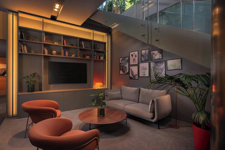 Lounge 44 of 73