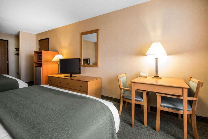 2 Queen Beds (13 of 15)