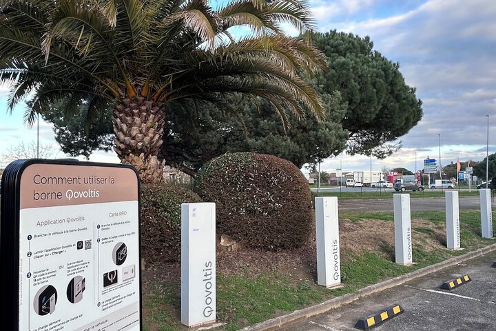 Electric vehicle charging station