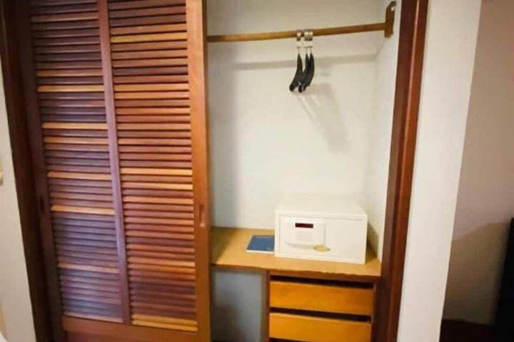 Room 4 of 12