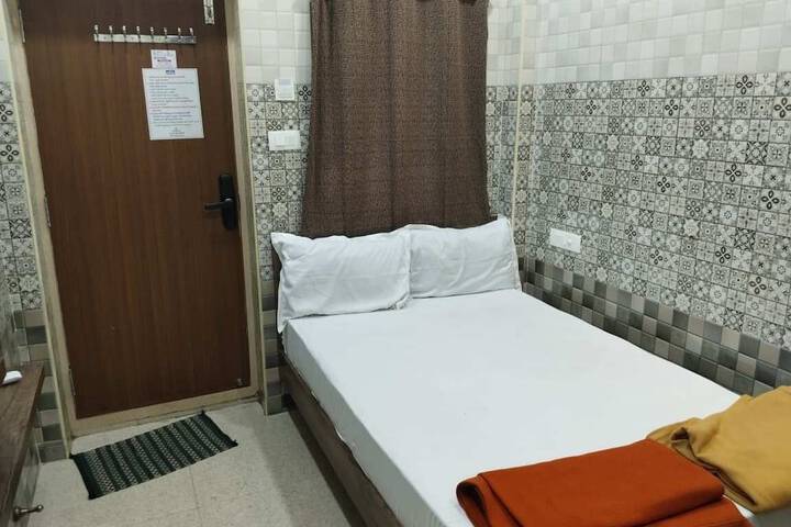 Room 9 of 14