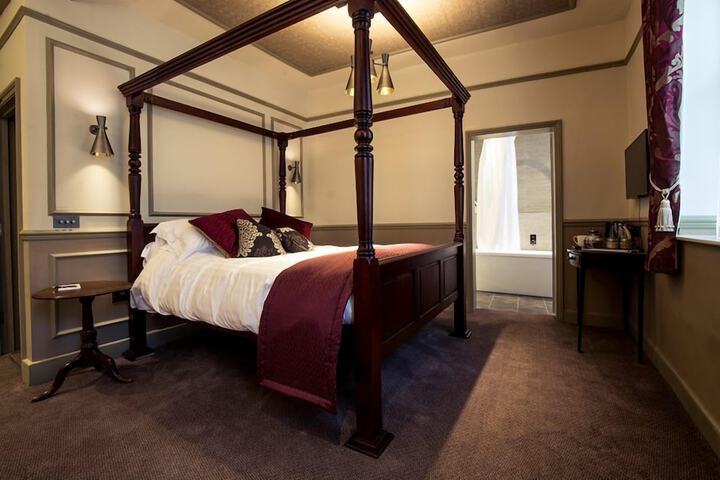 Room 13 of 32