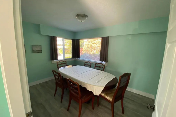 Room 5 of 12