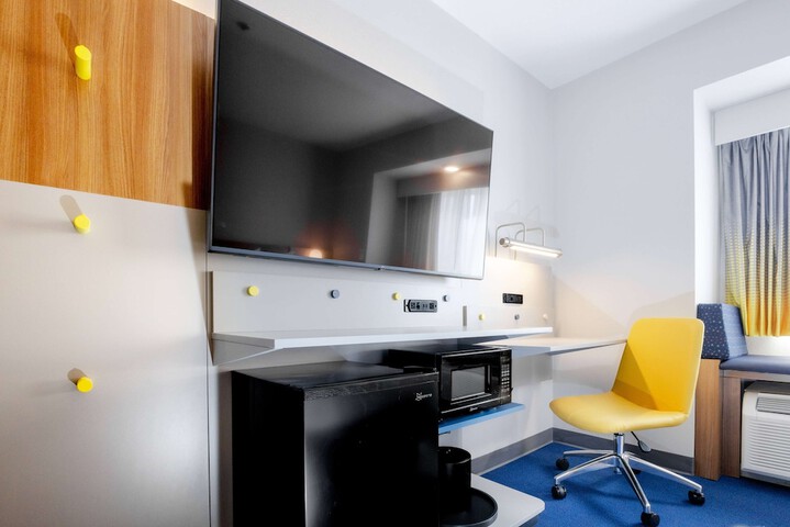 1 King Bed Hearing Accessible Suite (3 of 11)