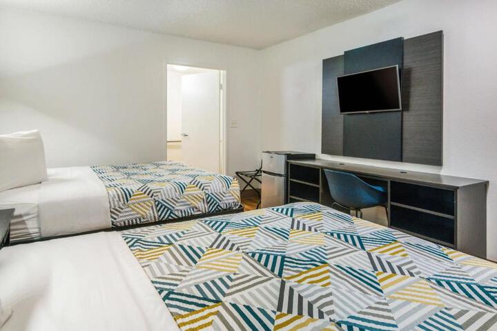 1 Queen Bed (3 of 14)