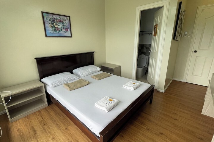 Room 12 of 104