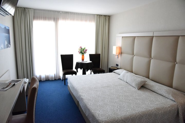 Room 5 of 64
