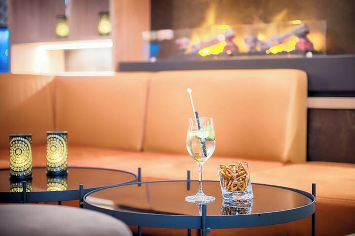 Lounge 32 of 54