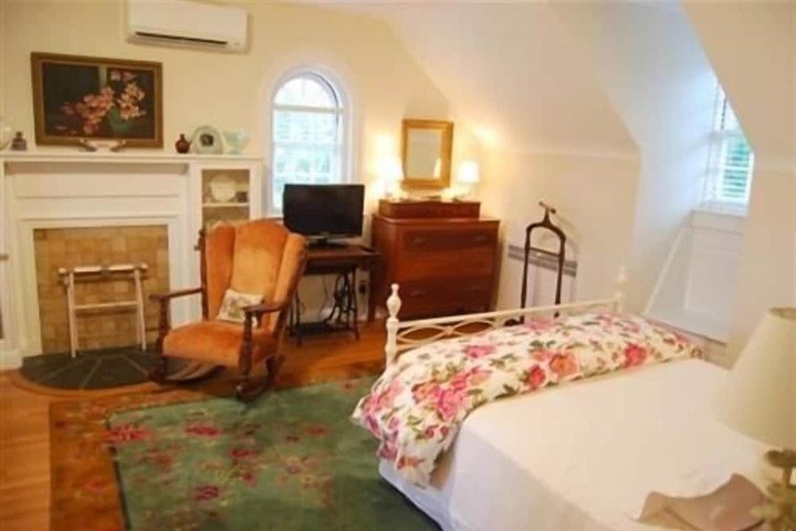 Room 6 of 25