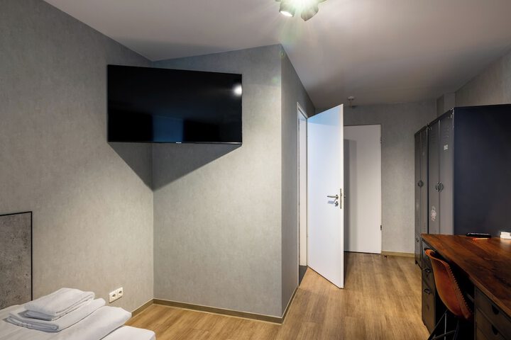 Room 21 of 42