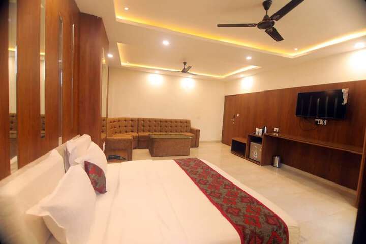 Room 9 of 17