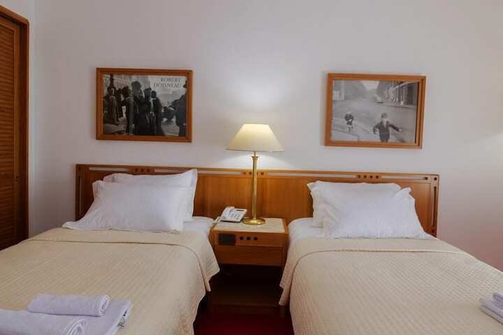 Room 8 of 187