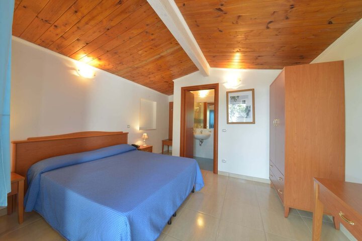 Room 8 of 38