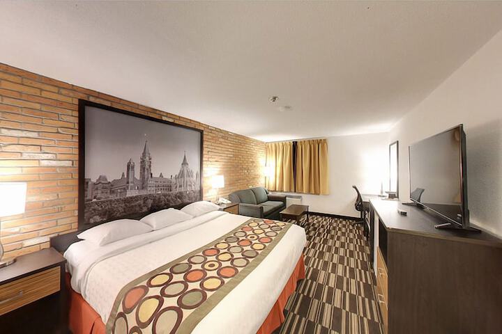 Room 4 of 9