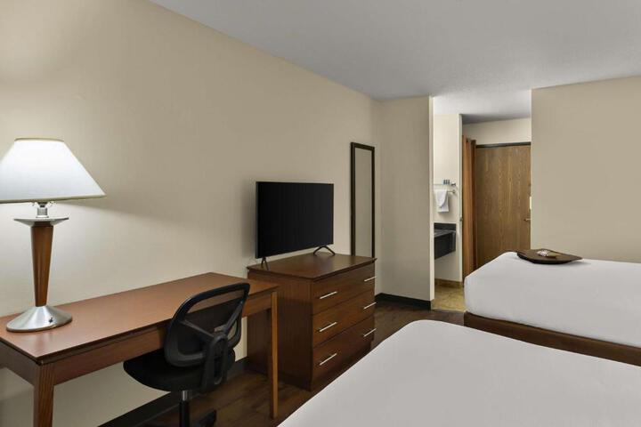 Accessible 1 Queen Accessible Communication Assistance Roll in Shower Smart TV, Microwave and Refrigerator Full Breakfast (7 of 20)