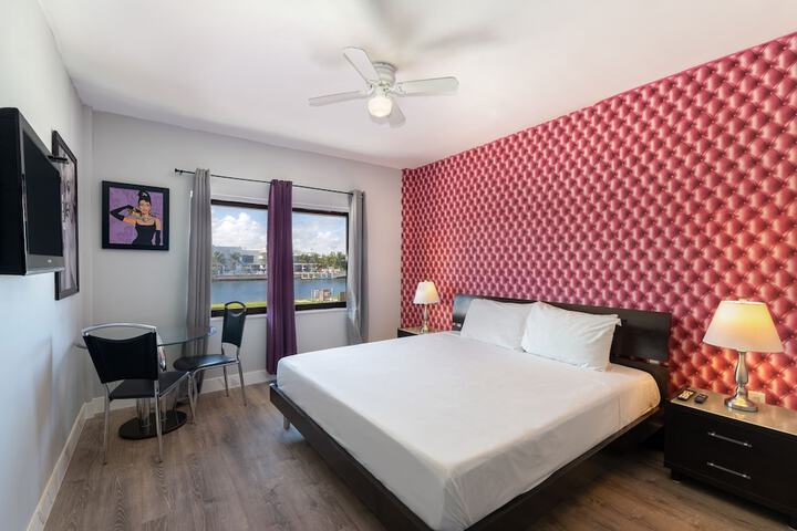 1 Queen Bed (8 of 12)