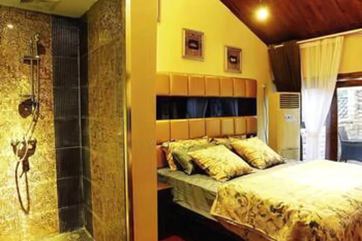 Room 2 of 8