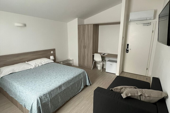 Room 9 of 47