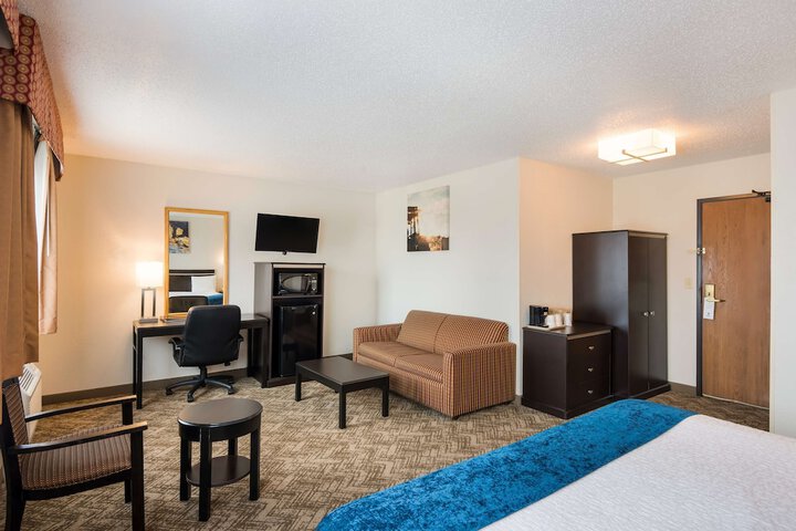 1 King Bed Microwave and Refrigerator 32 Inch LCD Television High Speed Internet Full Breakfast (6 of 8)