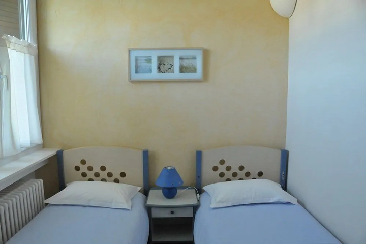 Room 5 of 12