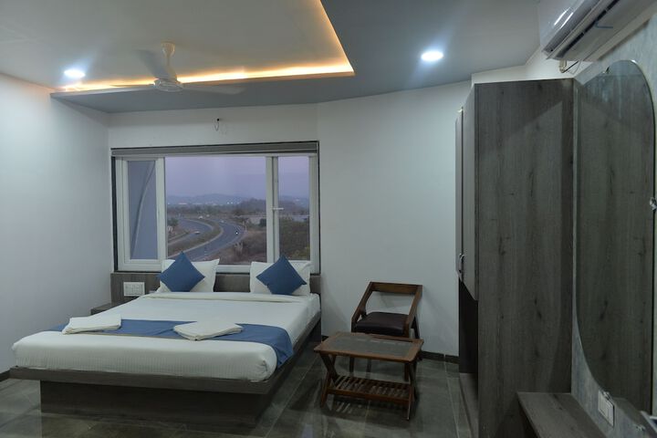Room 9 of 32
