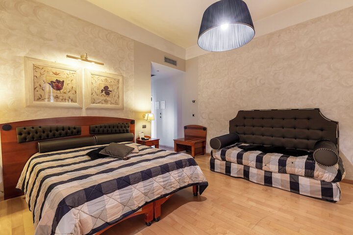 Room 93 of 208