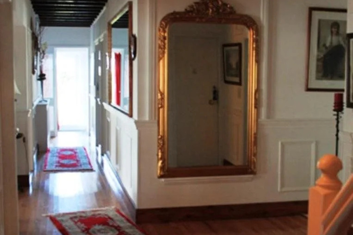 Room 6 of 11