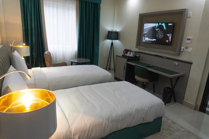 Room 4 of 12