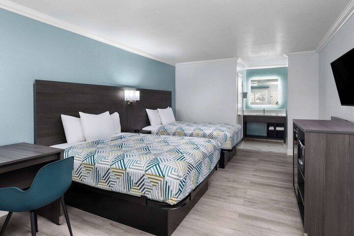 2 Queen Beds (1 of 7)