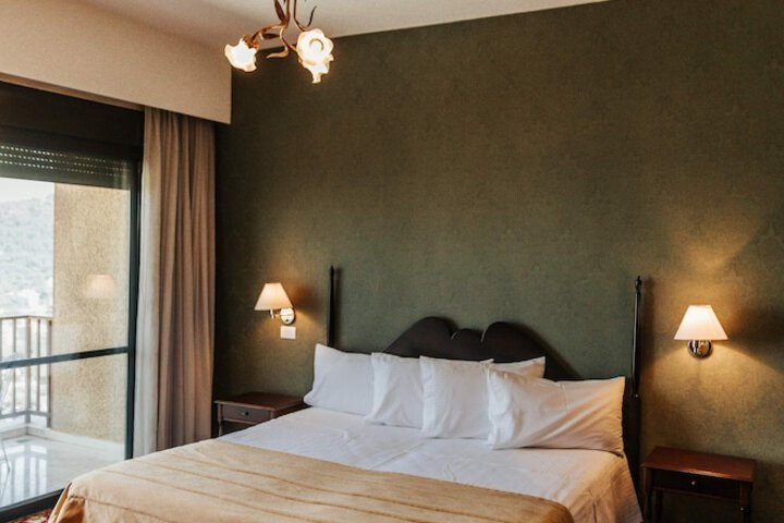 Room 7 of 33