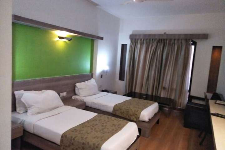 Room 13 of 40