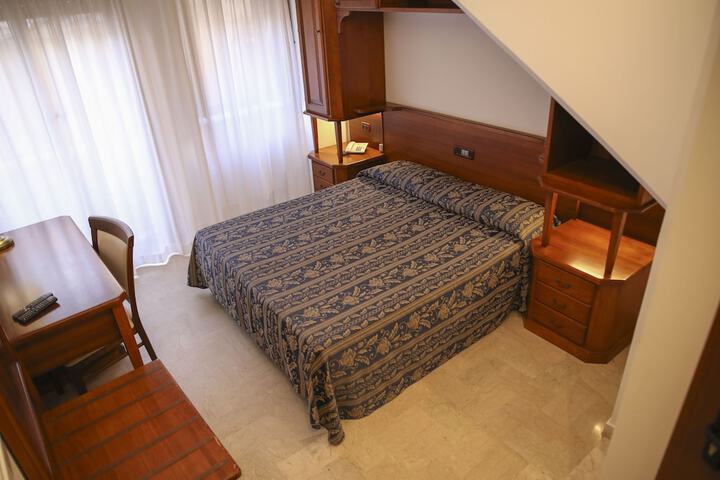 Room 9 of 37