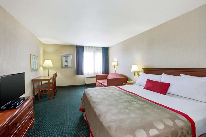 1 King Bed (7 of 10)