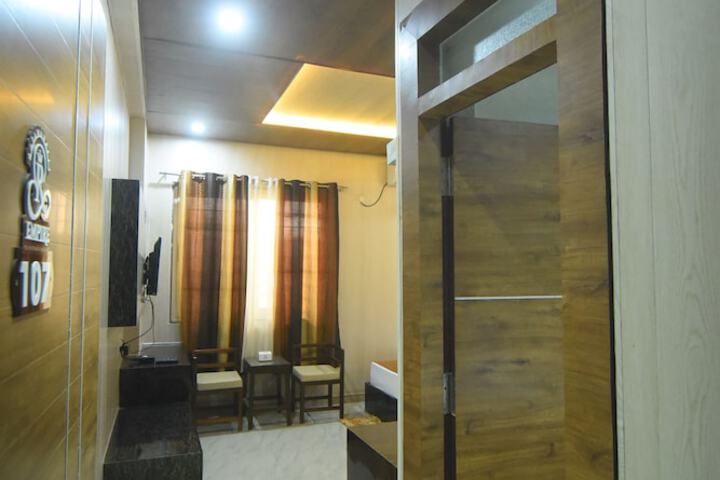 Room 7 of 16