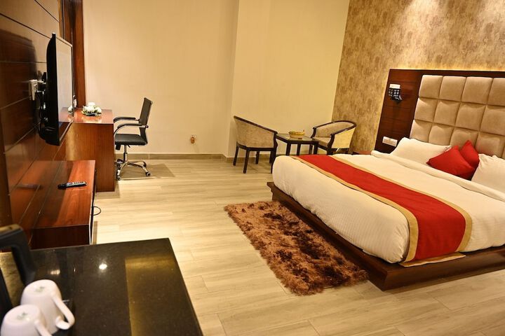 Room 11 of 27