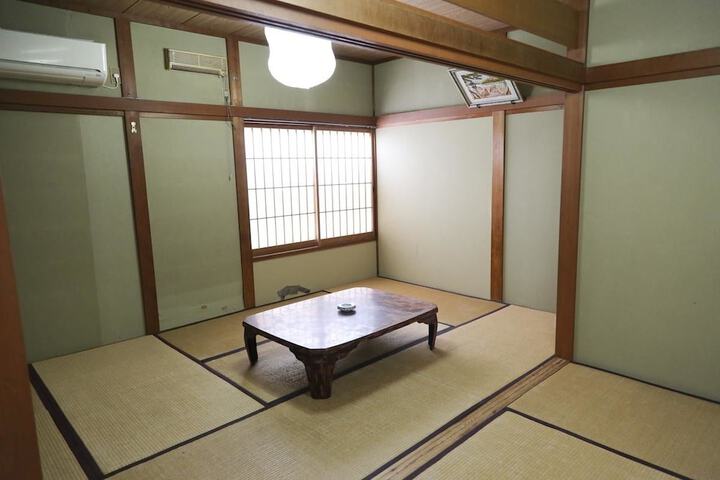 Room 12 of 40