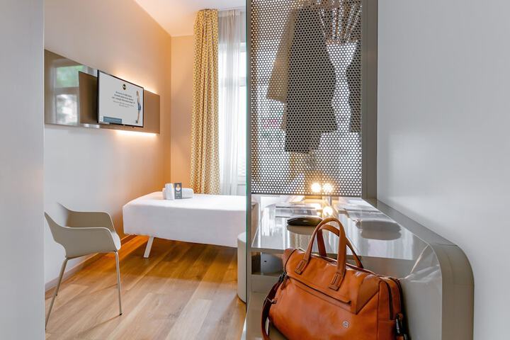 Room 9 of 35