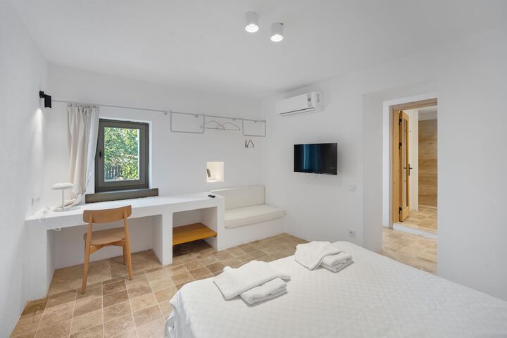 Room 5 of 31