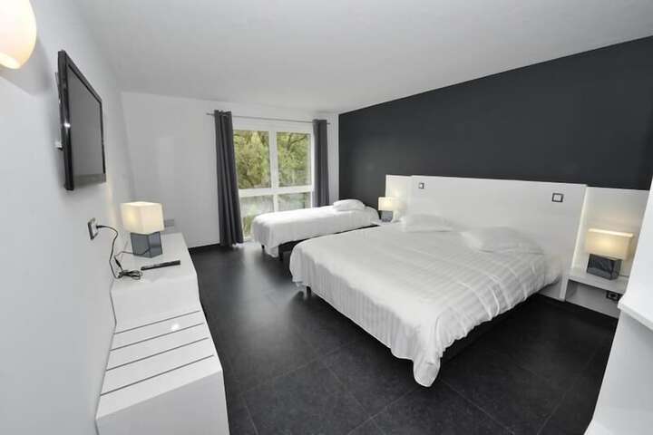 Room 11 of 28