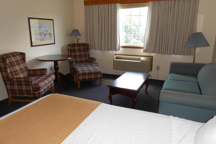 1 King Bed Accessible (23 of 28)
