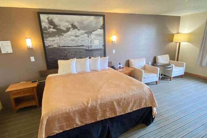 Deluxe King Bed (2 of 15)