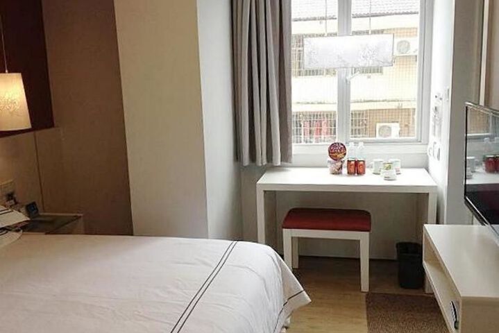 Room 8 of 10