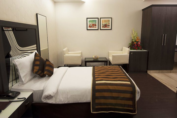 Room 8 of 18