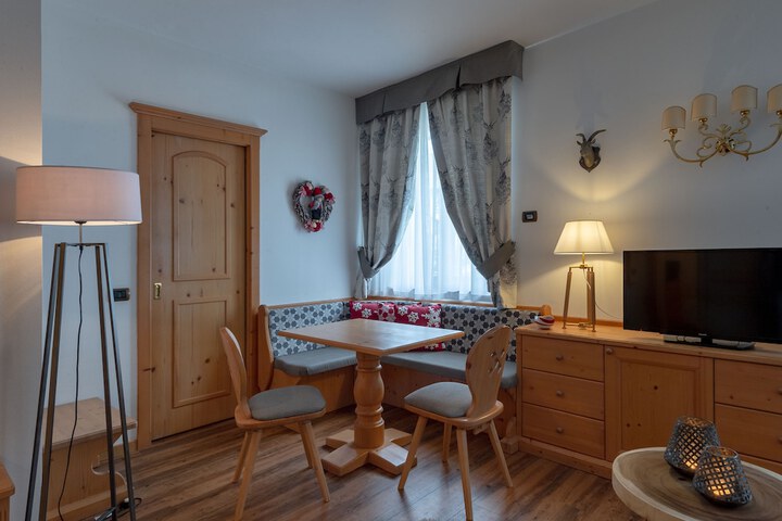 Room 32 of 212