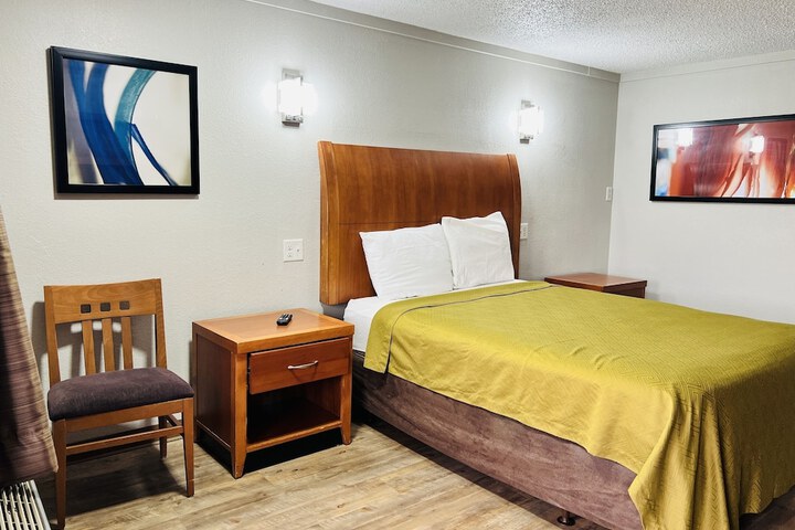 1 King Bed (11 of 19)