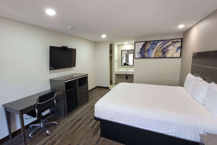 1 King Bed (12 of 14)