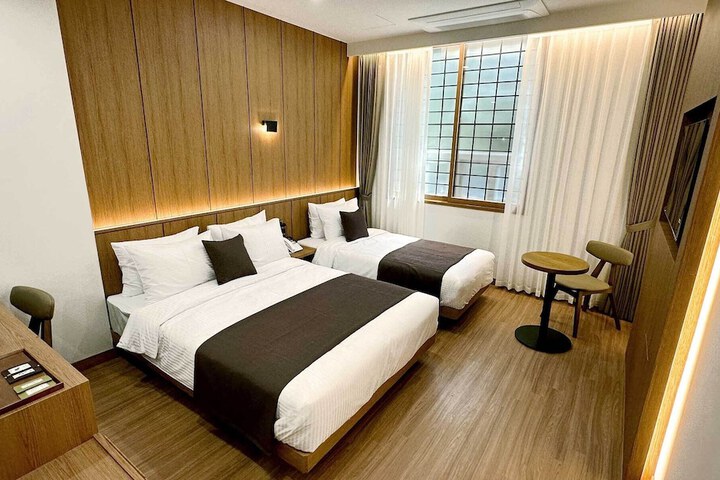 Room 9 of 42
