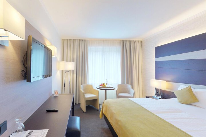 Room 6 of 92