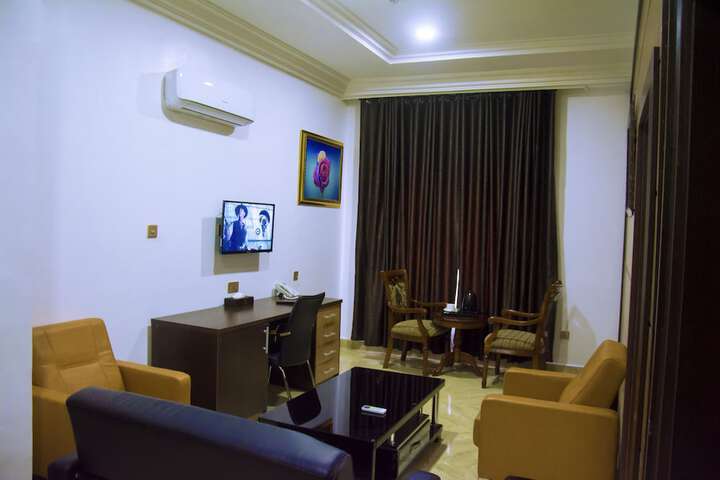 Room 6 of 13